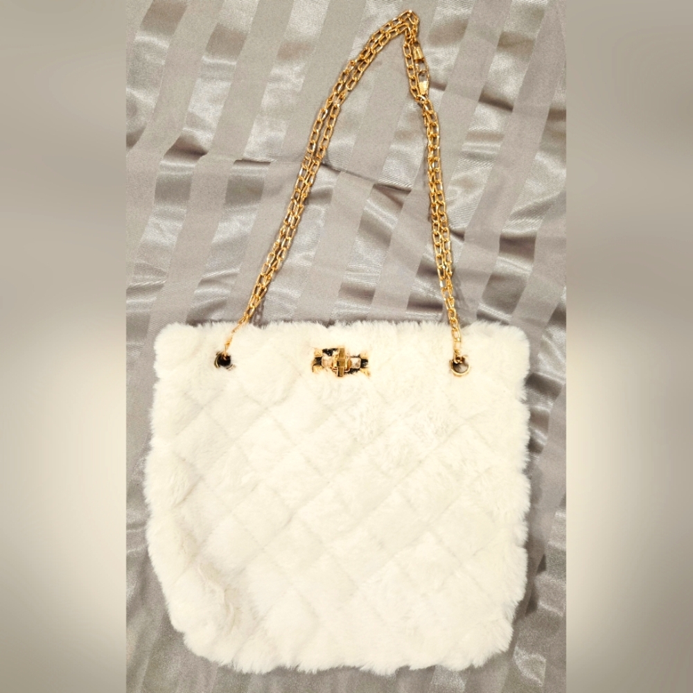 2/22$ - NWOT - Elegant White Fur Women Bag with Gold Chain And Hardware